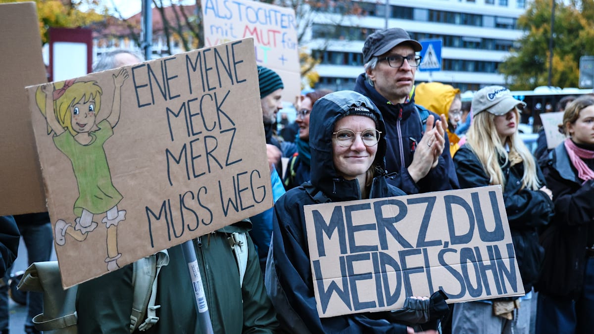 „Stadtbild“: „Merz, du Weidelsohn“ – Tausende demonstrieren in NRW und Baden-Württemberg gegen den Kanzler