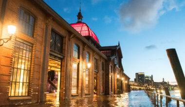 Sturmflut-Warnung: Elbe schwappt am späten Nachmittag auf den Fischmarkt