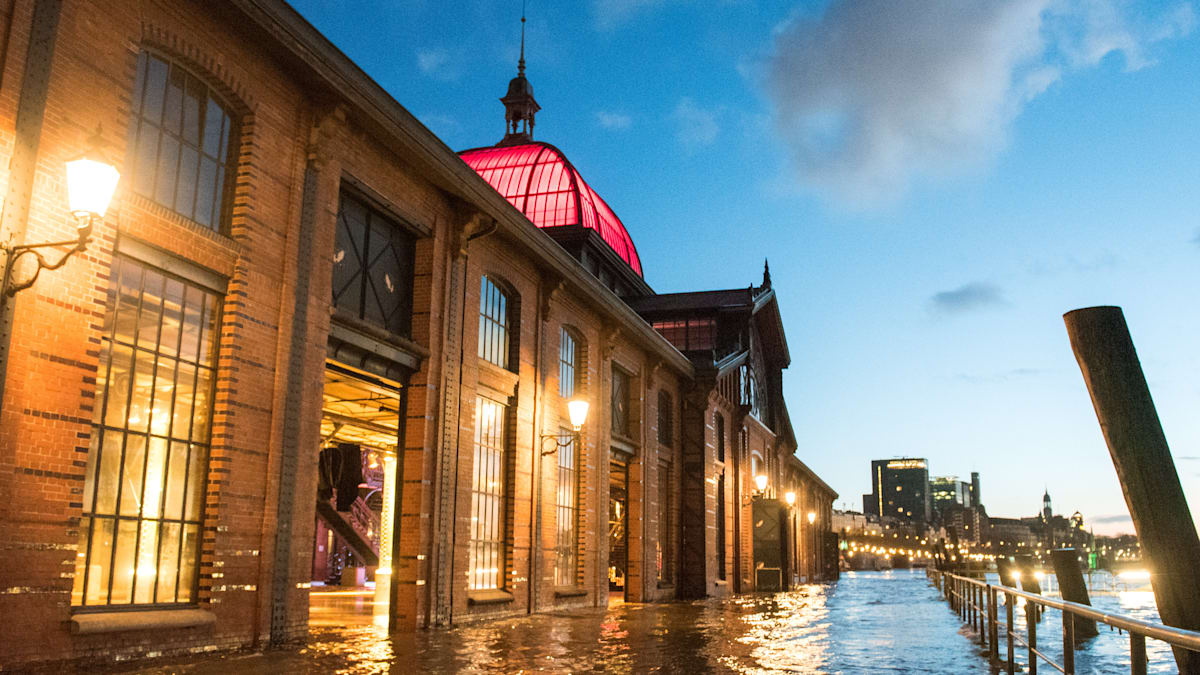Sturmflut-Warnung: Elbe schwappt am späten Nachmittag auf den Fischmarkt