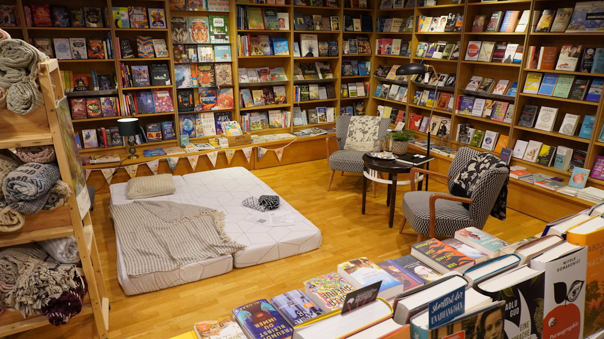 Ausgebucht bis März 2026: Warum alle in dieser Buchhandlung schlafen wollen