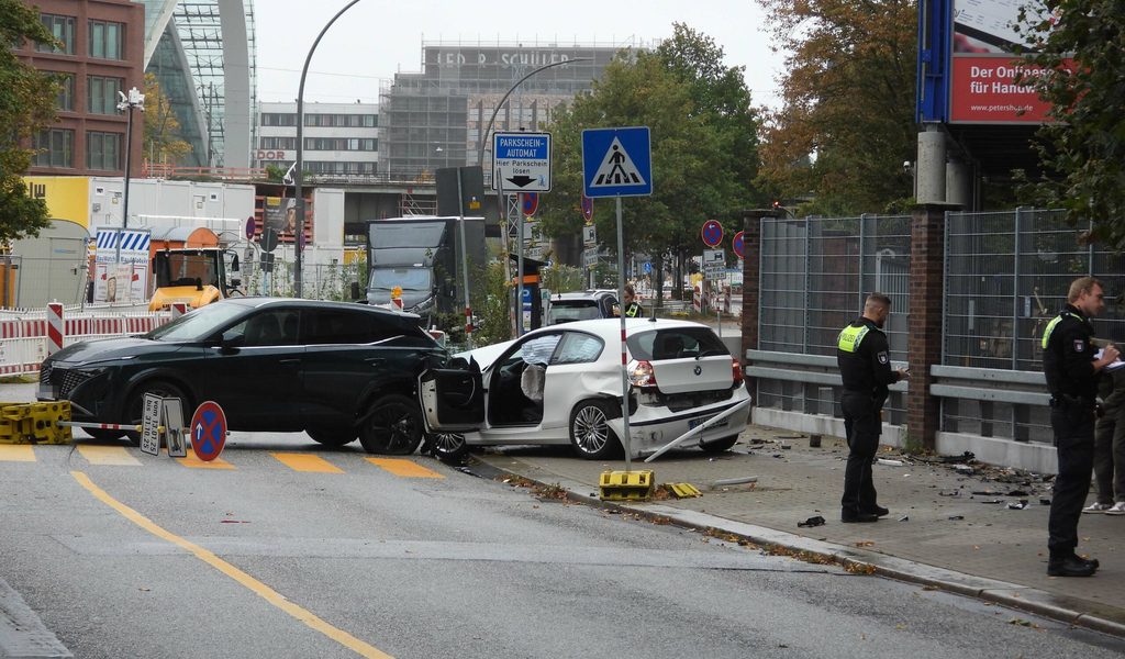 Hamburg: Unfall in Hammerbrook – geparkte Autos gerammt