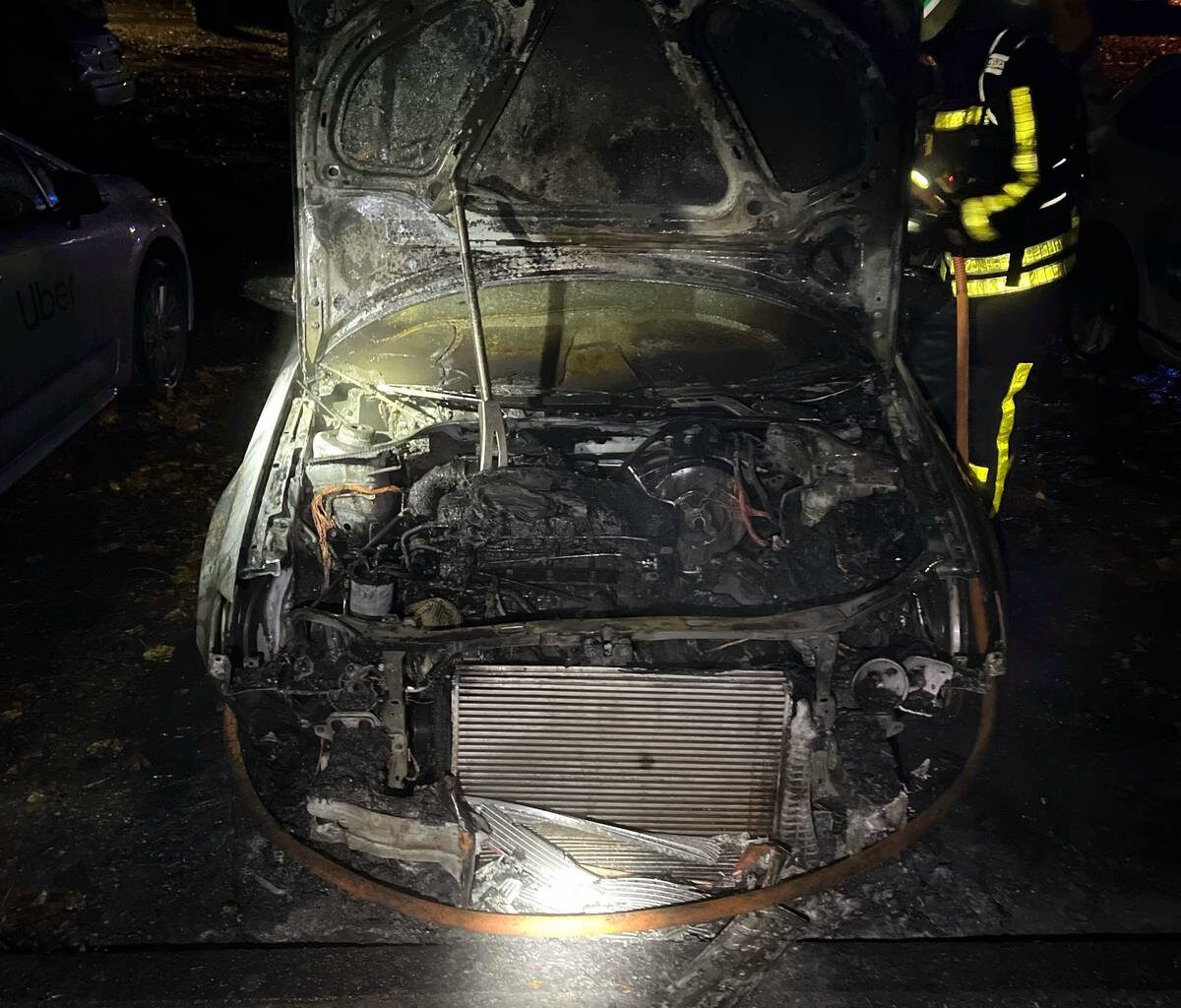 Duisburg-Homberg: Audi brennt völlig aus – zwei weitere Autos beschädigt