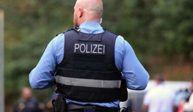 Mercedes-Fahrer rast über Rot - und fährt Duisburger Polizisten um!