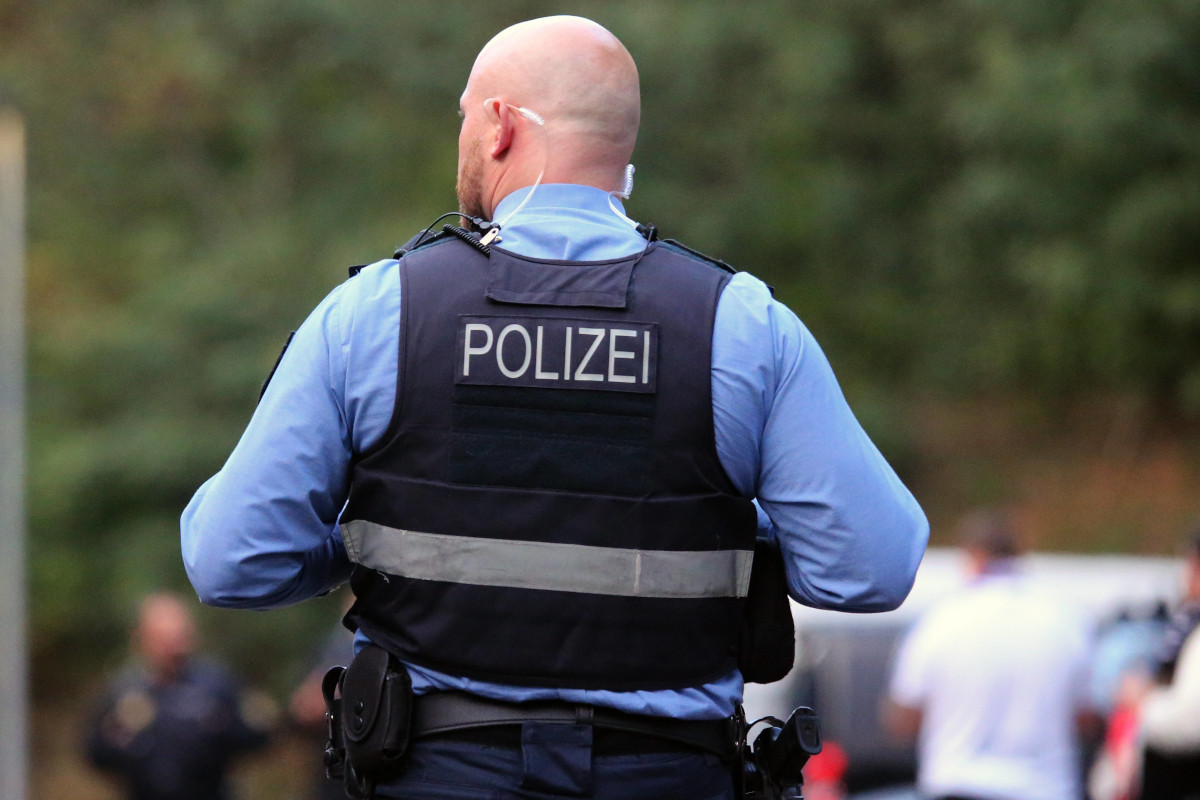 Mercedes-Fahrer rast über Rot - und fährt Duisburger Polizisten um!