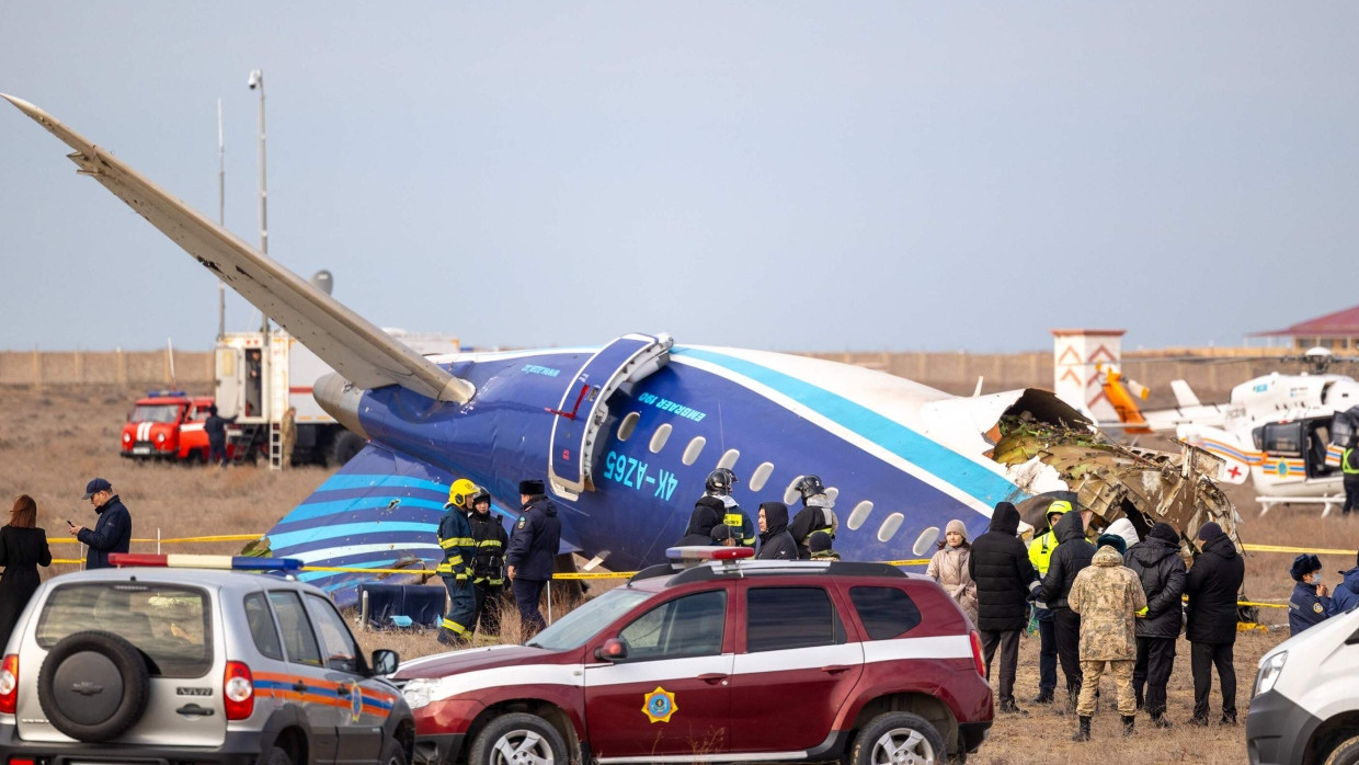 Durchlöchert: Die notgelandete asberdaidschanische Passagiermaschine auf dem Flughafen von Aktau in Kasachstan am 25. Dezember 2024