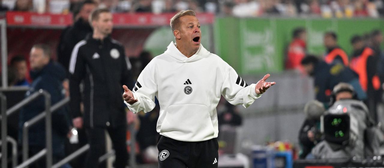 Düsseldorf Trainer Markus Anfang gestikuliert an der Seitenlinie | IMAGO/Team 2 Düsseldorf Trainer Markus Anfang gestikuliert an der Seitenlinie