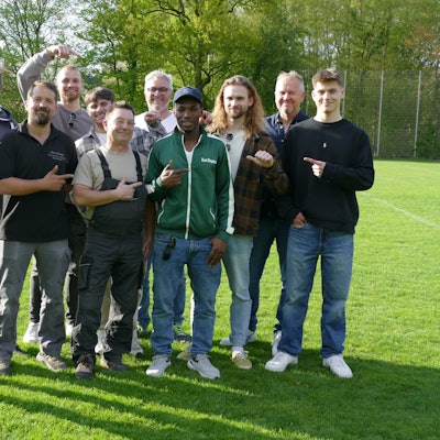 Die Spieler des SV Birlinghoven setzen sich besonders für Abdou Diallo ein.