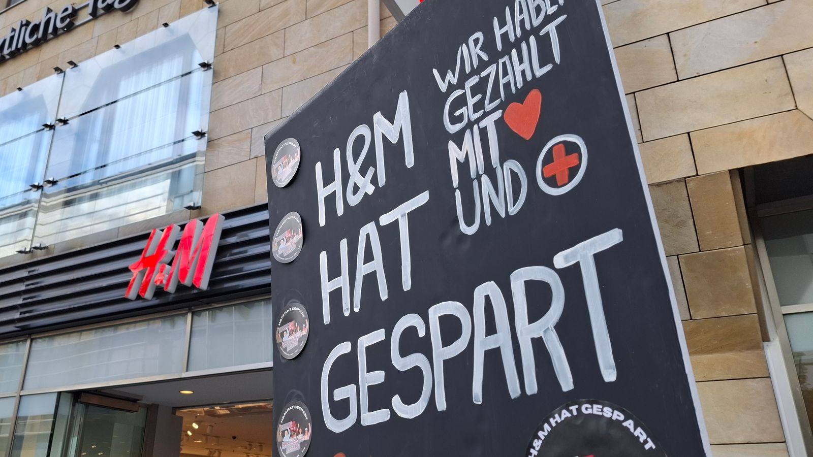 Flashmob vor H&M-Filiale: Mitarbeiter kämpfen um ihre Zukunft