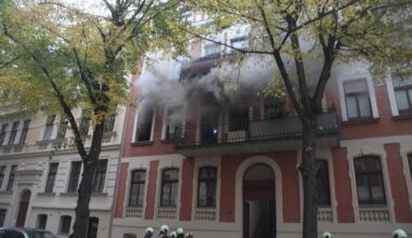 In höchster Not musste die Feuerwehr in der Cansteinstraße in Halle Menschen nach dem Wohnungsbrand aus dem Haus holen.