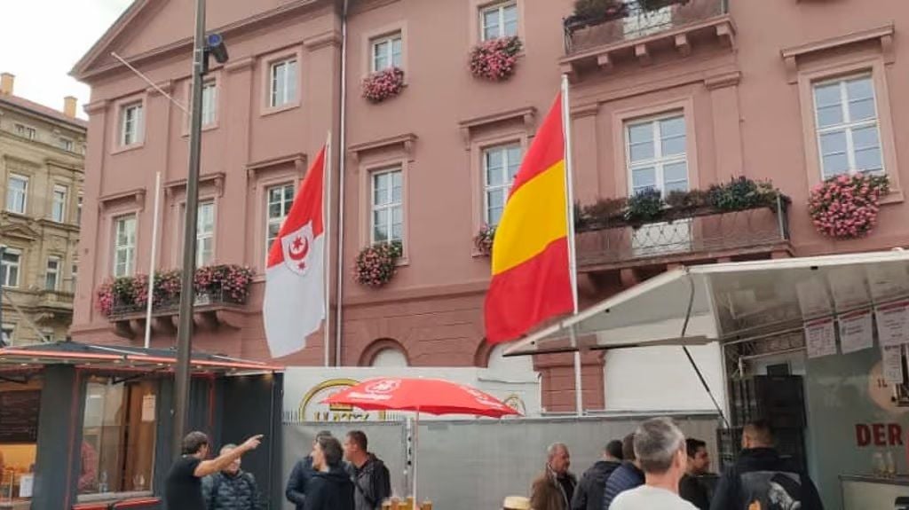 Am Karlsruher Marktplatz wehte auch die hallesche Flagge. 