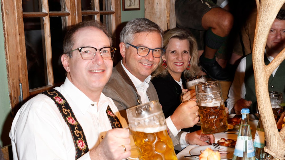 Innenminister Alexander Dobrindt (li.) und EU-Kommissar Magnus Brunner aus Österreich am Samstag im Käferzelt.