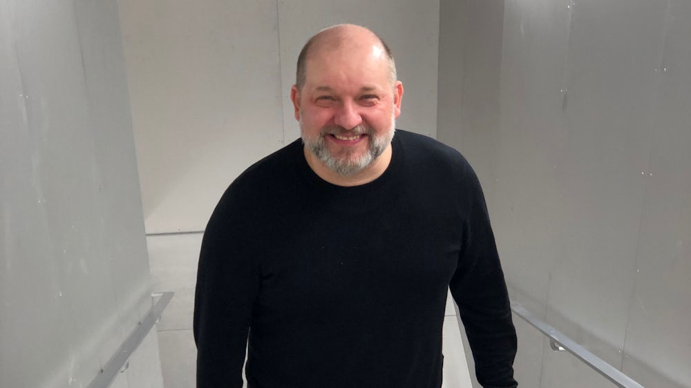 Designprofessor Markus Frenzl in den Räumen der Hochschule München.