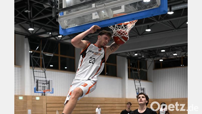 Lukas Pryszcz in der Vorbereitung beim Dunking. Der Neuzugang der DJK-Basketballer erzielte in Leipzig bei seinem Debüt 29 Punkte. Archivbild: Tobias Schwarzmeier