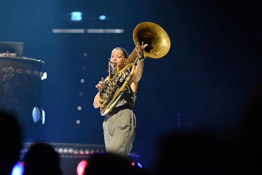 Ausnahmetubistin Jutta Keeß als „Goldie Horn“.