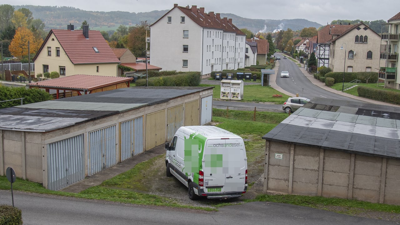 Transporter blockiert Garagen: West-Eigentümerin gegen Ost-Pächter | Regional