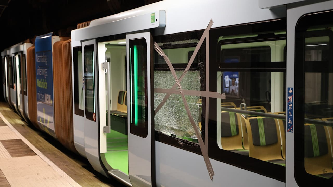 Wuppertal: Angriff auf Schwebebahn – mit Steinen beworfen? | Regional