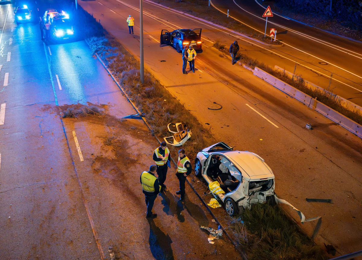 Verkehr - Unfall mit drei Autos und mehreren Verletzten in München - Bayern