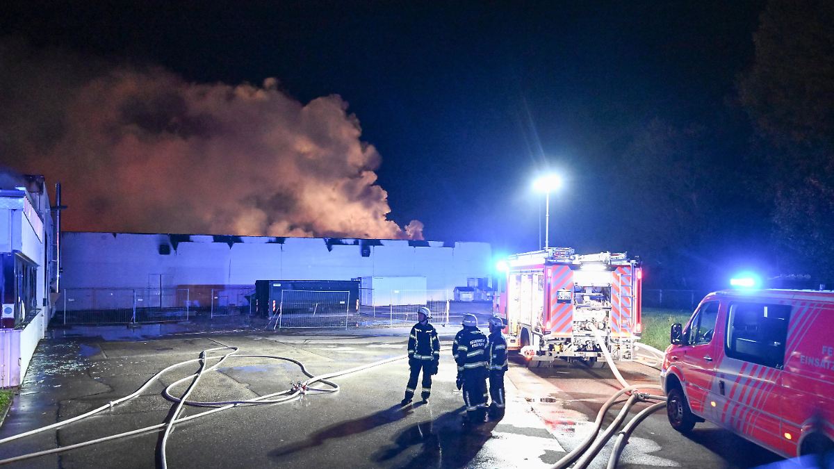 "Außergewöhnlich" großer Brand: Feuer in Freiburger Industriegebiet - 75 Millionen Euro Schaden