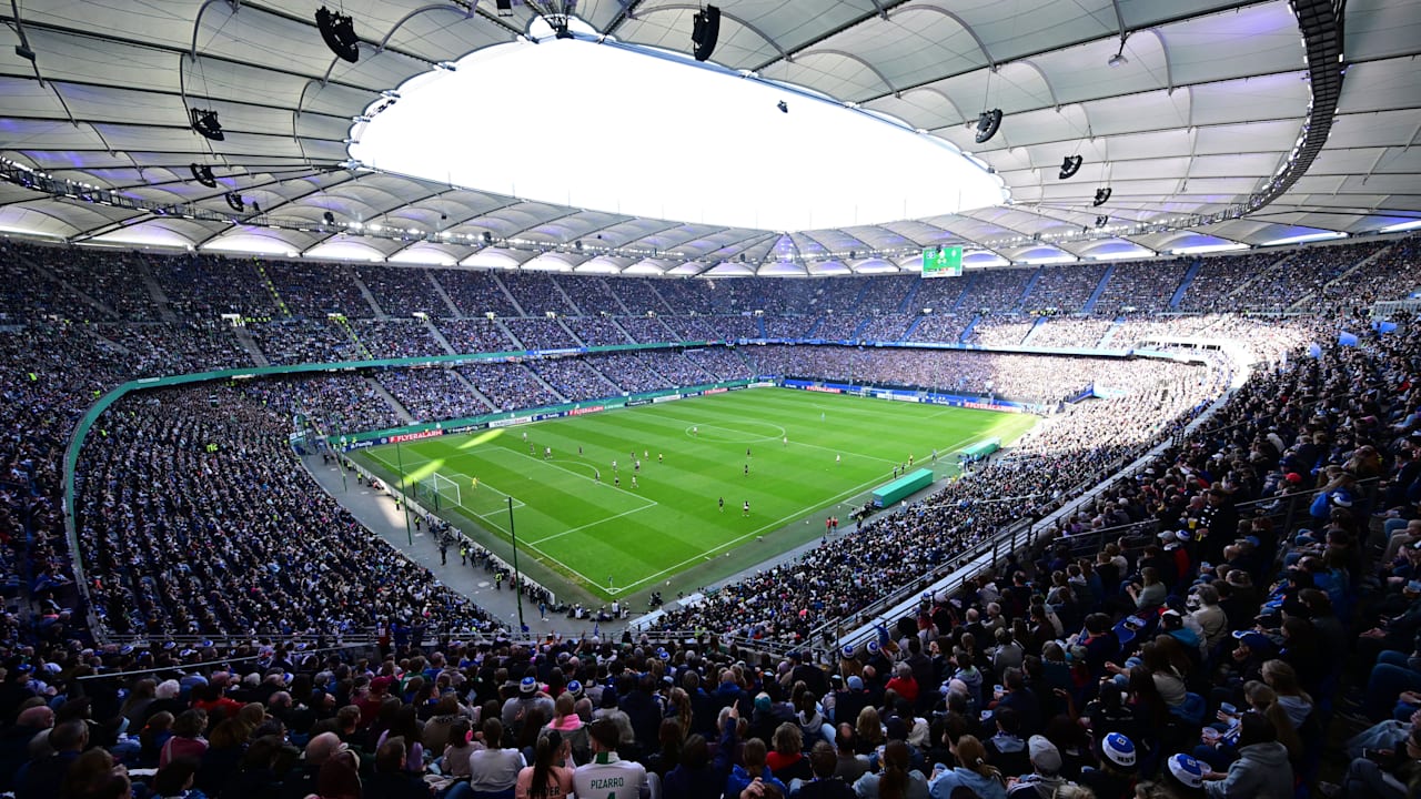 Berühmte Kran-Firma ist insolvent: Fußballfans kennen sie aus dem Stadion | Regional