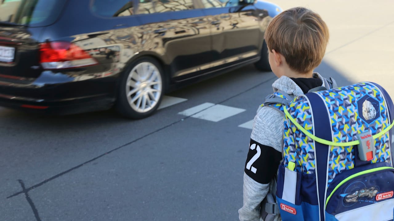 Unfall in Berlin: Junge (8) angefahren! Autofahrer lacht, rast davon | Regional