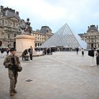 Am Sonntag wurde der Louvre, das wohl berühmteste Kunstmuseum der Welt, nach einem Überfall zur Polizeisperrzone.
