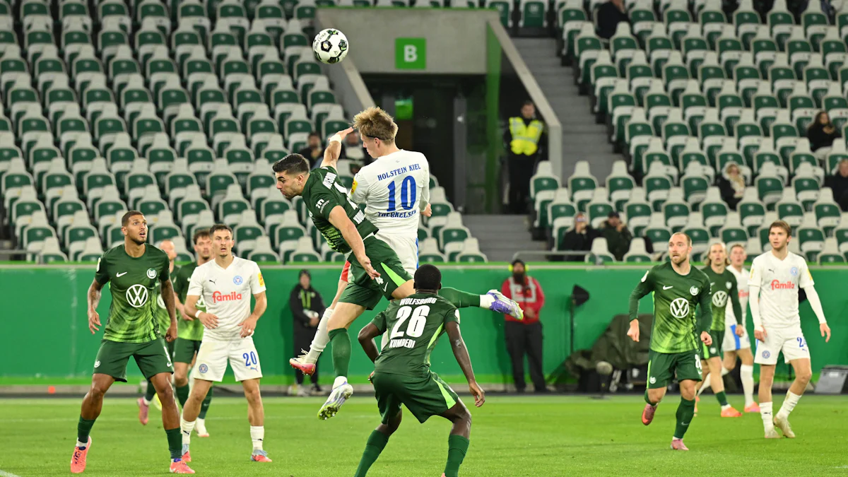DFB-Pokal: Wolfsburg unterliegt Kiel in einem halbleeren Stadion - Sport