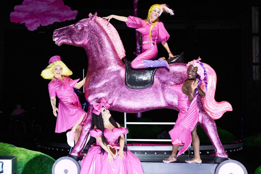 Rosa wie die Welt von Barbie: Eine Szene der Uraufführung von „Die erste Liebe hält 5 Jahre“ am Staatstheater Nürnberg.
