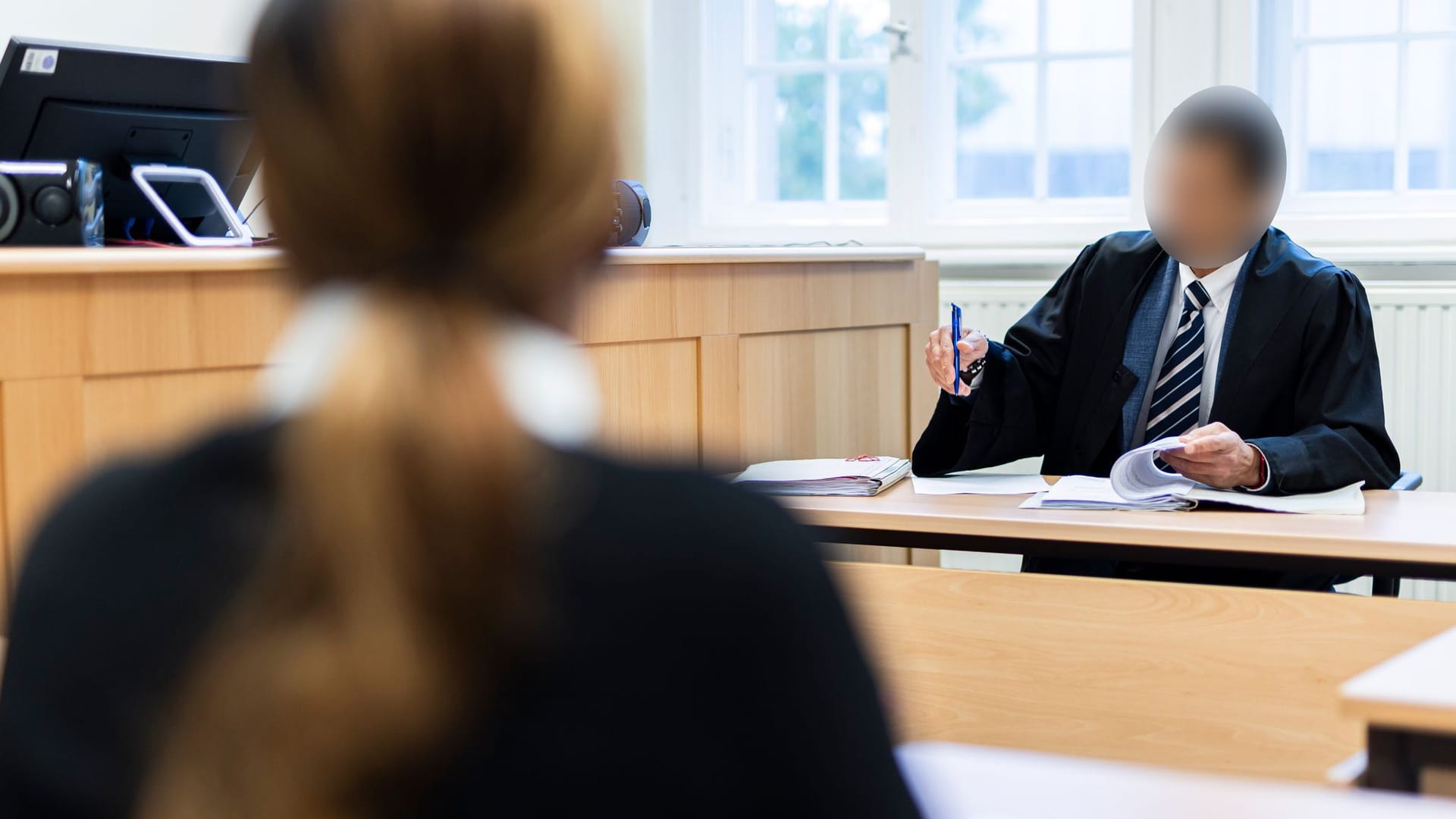 Gerichtssaal: Ein Anwalt verklagt seine eigene Mandantin auf Bezahlung – die wirft ihm sexuelle Belästigung vor. Gerichtssaal: Ein Anwalt verklagt seine eigene Mandantin auf Bezahlung – die wirft ihm sexuelle Belästigung vor.