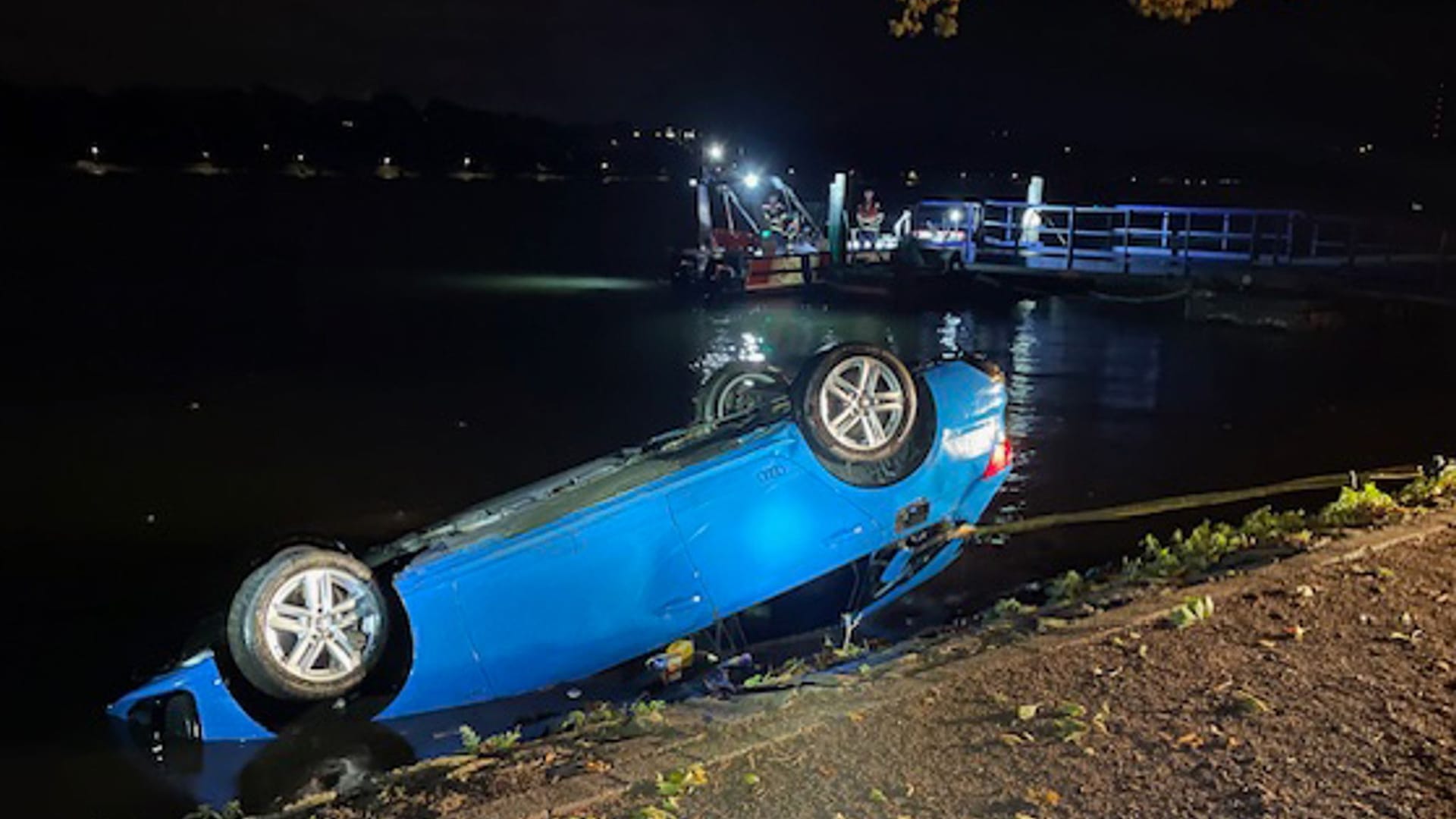 Auto rollt in Baldeneysee