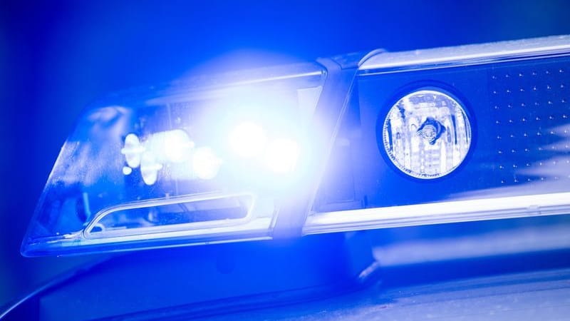 Ein Blaulicht leuchtet an einer Polizeistreife (Symbolbild): Die A7 ist in der Nacht weiterhin gesperrt.