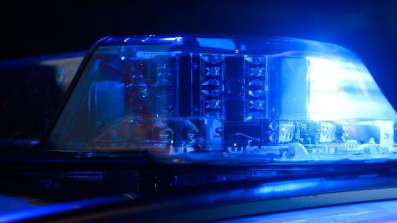 Ein Blaulicht leuchtet auf einem Einsatzfahrzeuge der Polizei (Symbolbild): Die Razzien finden zeitgleich in sechs Objekten in den Städten Essen, Dortmund, Düsseldorf und Soest statt Ein Blaulicht leuchtet auf einem Einsatzfahrzeuge der Polizei (Symbolbild): Die Razzien finden zeitgleich in sechs Objekten in den Städten Essen, Dortmund, Düsseldorf und Soest statt
