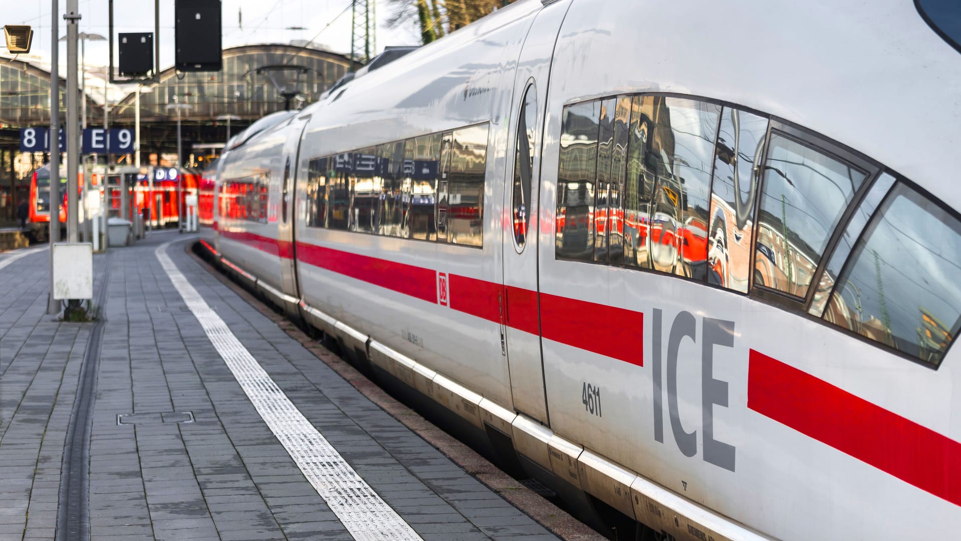 Ein ICE am Aachener Hauptbahnhof (Archivbild): Die Bahn verändert ihren Fahrplan.