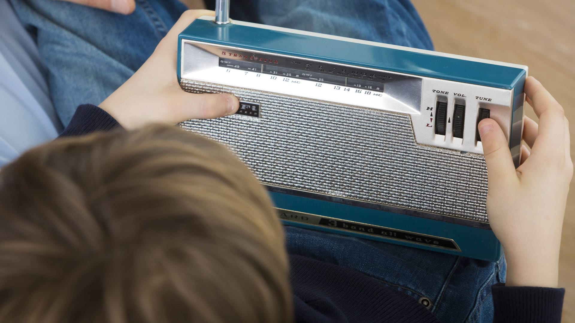Ein Kind hält ein Radio in der Hand (Symbolbild): Im Sommer soll in Hannover ein neues Programm an den Start gehen. Ein Kind hält ein Radio in der Hand (Symbolbild): Im Sommer soll in Hannover ein neues Programm an den Start gehen.