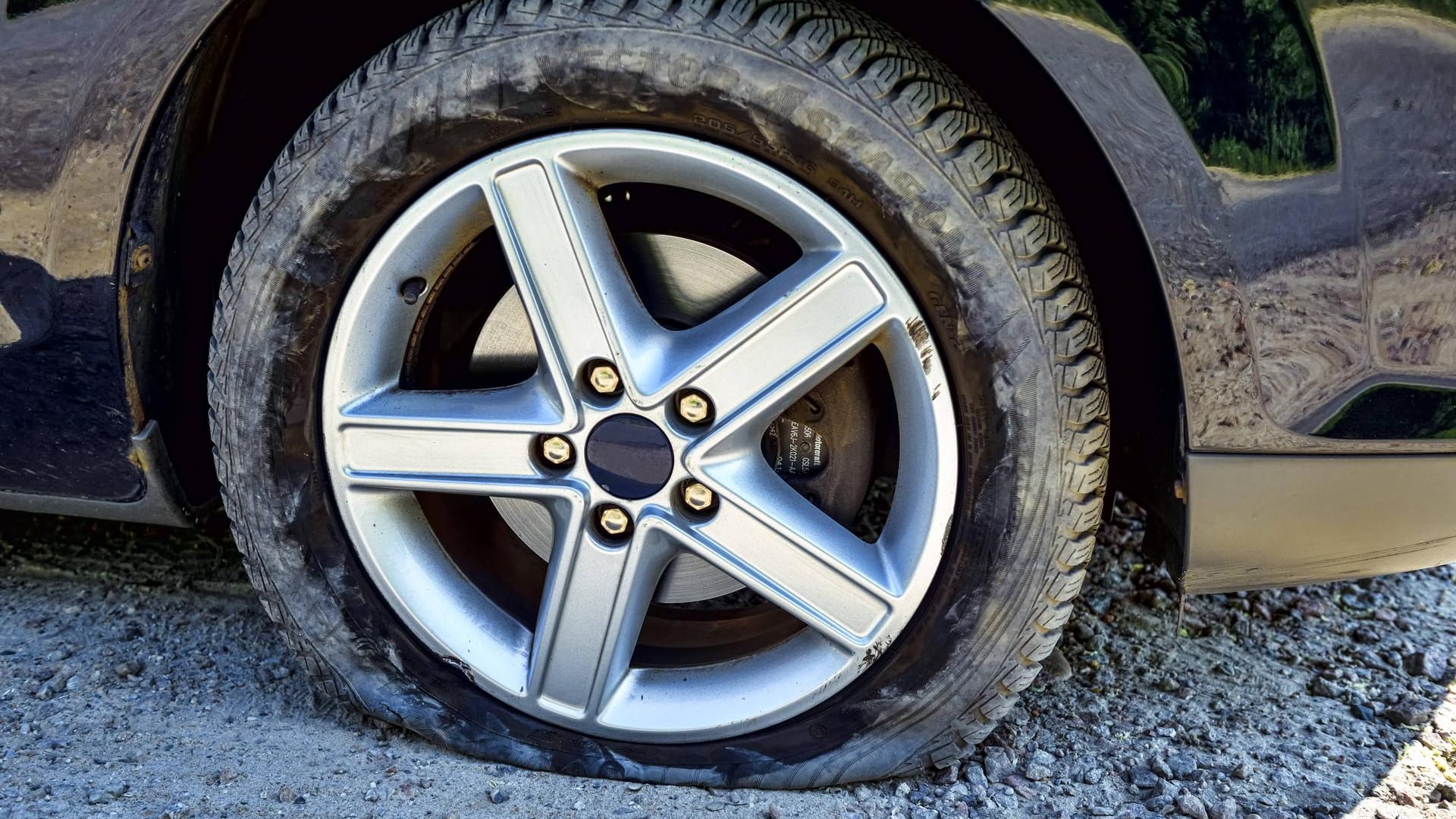 Ein platter Reifen an einem Auto (Symbolbild): In Solingen haben Unbekannte die Reifen mehrerer Pkw zerstochen. Ein platter Reifen an einem Auto (Symbolbild): In Solingen haben Unbekannte die Reifen mehrerer Pkw zerstochen.