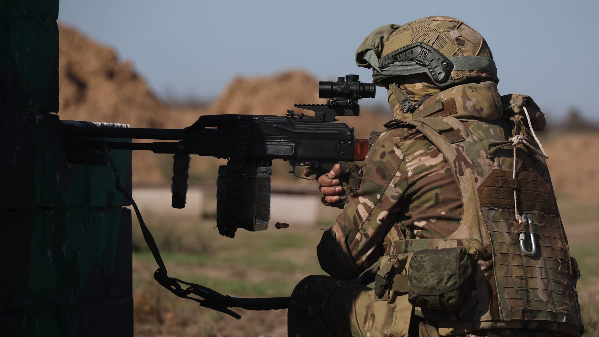 Ein russischer Soldat mit Maschinengewehr (Symbolbild): Aufseiten der Russen sollen auch Kubaner kämpfen.