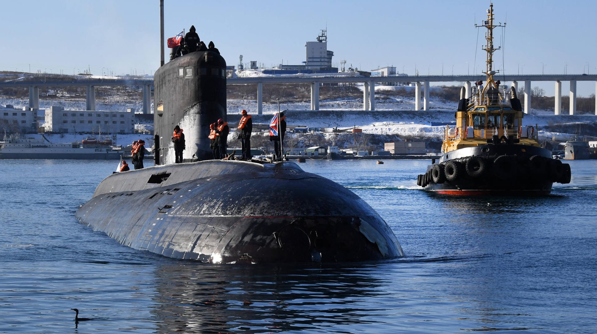 Ein russisches U-Boot im Hafen von Wladiwostok (Archivbild): Die Ukraine will ein Schiff im Hafen versenkt haben.