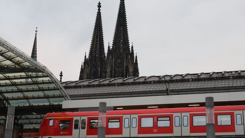 Ein S-Bahn-Zug steht im Kölner Hauptbahnhof, m Hintergrund der Kölner Dom (Symbolbild): Betroffen sind unter anderem die Linien RE1, RE5, RE7 und RE8. Ein S-Bahn-Zug steht im Kölner Hauptbahnhof, m Hintergrund der Kölner Dom (Symbolbild): Betroffen sind unter anderem die Linien RE1, RE5, RE7 und RE8.
