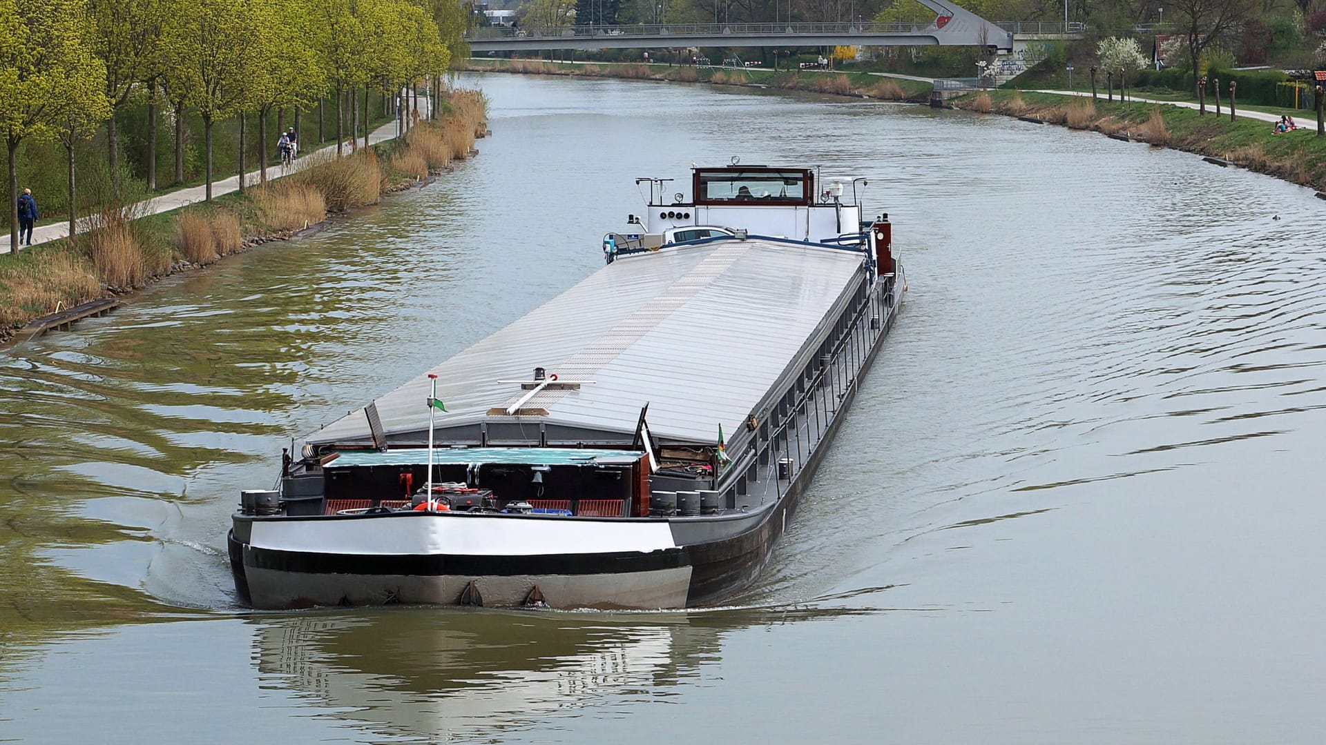 Ein Schiff auf dem Mittellandkanal in Hannover (Symbolbild): Die Feuerwehr kämpfte am Freitag gegen die Ausbreitung eines Ölfilms auf dem Wasser.
