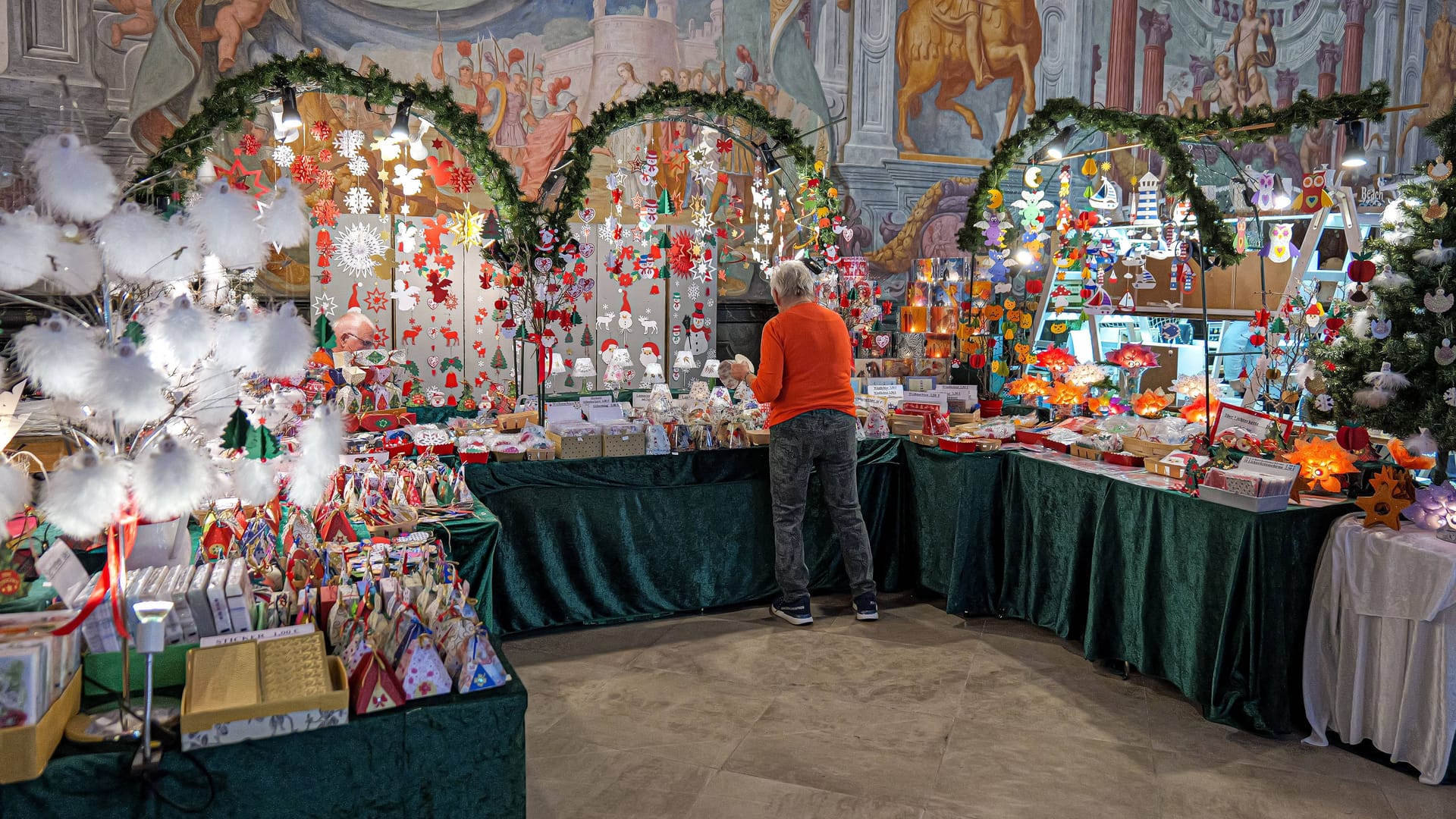 Ein Stand beim Winterzauber in Herrenhausen (Archivbild): Der Markt bereitet vorweihnachtliche Stimmung. Ein Stand beim Winterzauber in Herrenhausen (Archivbild): Der Markt bereitet vorweihnachtliche Stimmung.