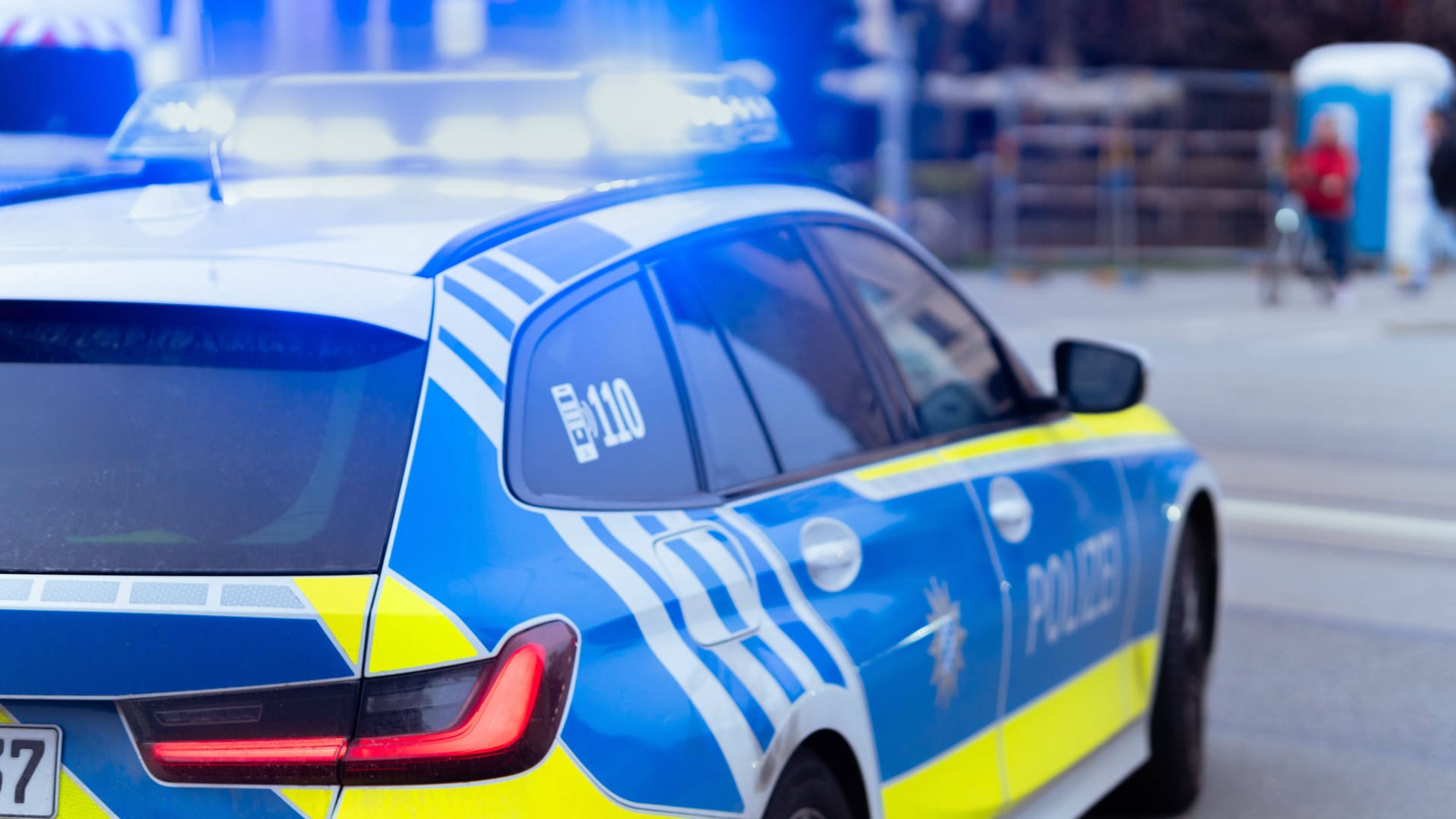 Ein Streifenwagen ist mit Blaulicht unterwegs (Archivbild): Trotz einer sofort eingeleiteten Fahndung entkam der Täter.