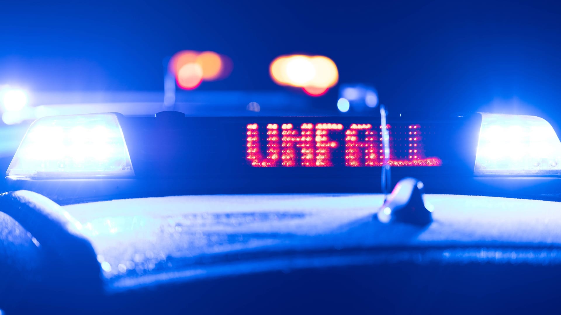 Ein Streifenwagen mit leuchtendem "Unfall"-Signal: Der Fußgänger kam mit schweren Verletzungen in ein Krankenhaus.