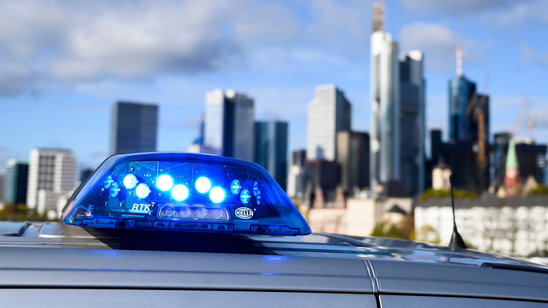 Ein Streifenwagen vor der Frankfurter Skyline (Archivbild): Weil die Frau keine Ausweispapiere dabeihatte, wurde sie mit aufs Revier genommen.