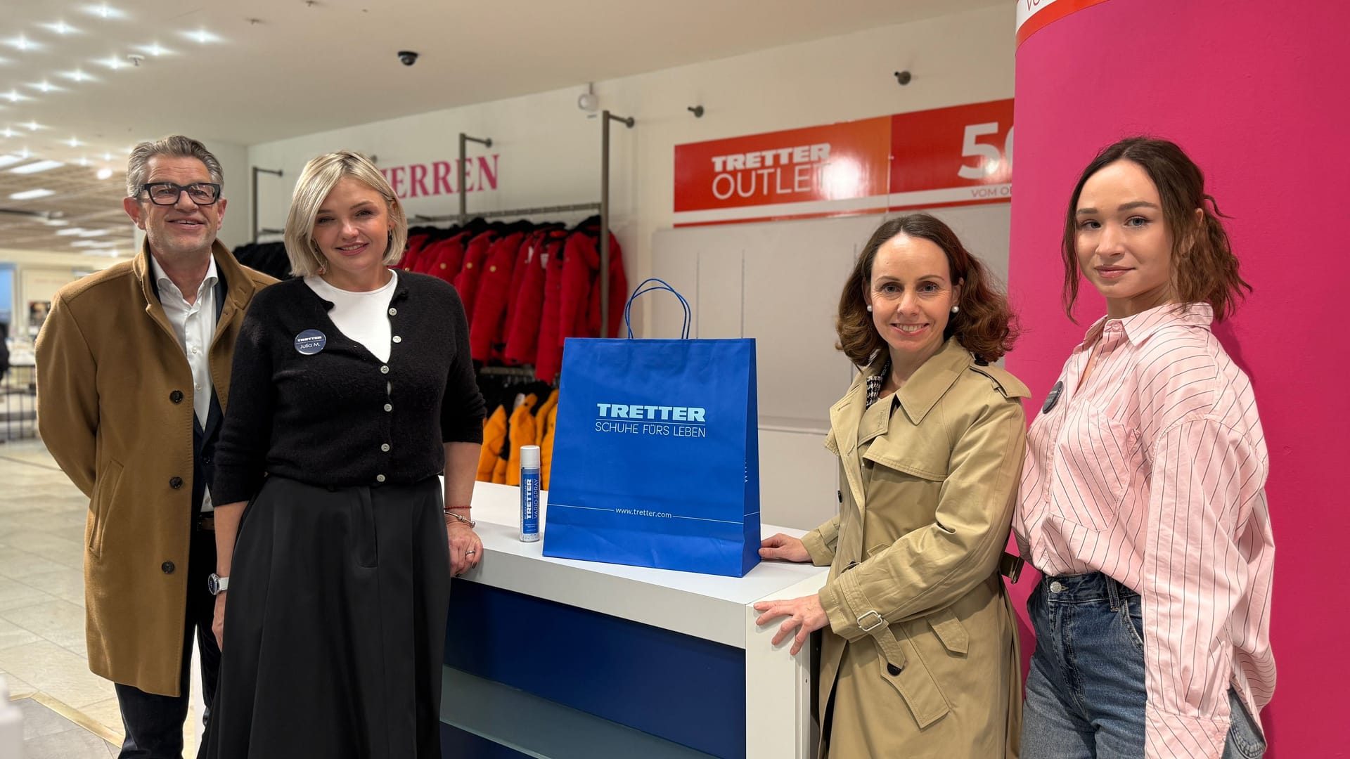 Ein weiterer Pop-up-Store hat im Kaufhof eröffnet: Darüber freuen sich Thomas Weckerlein, Vorstandsvorsitzender von Wöhrl, Julia Melandovych von Tretter-Schuhe, Wirtschaftsreferentin Andrea Heilmaier sowie Valeriia Kurbatova von Tretter-Schuhe.