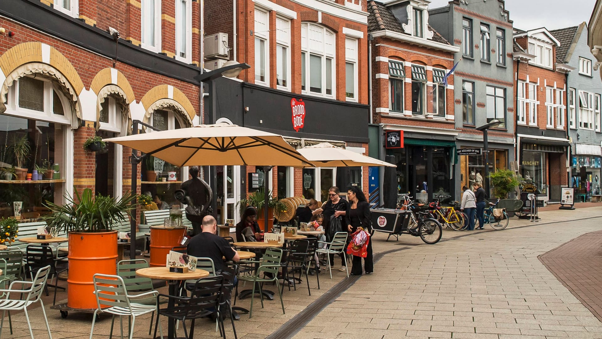 Eine alte Einkaufsstraße in Enschede: Besonders am Wochenende laden der Markt und die zahlreichen Geschäfte in den kleinen Gassen zum Einkaufen ein. Eine alte Einkaufsstraße in Enschede: Besonders am Wochenende laden der Markt und die zahlreichen Geschäfte in den kleinen Gassen zum Einkaufen ein.