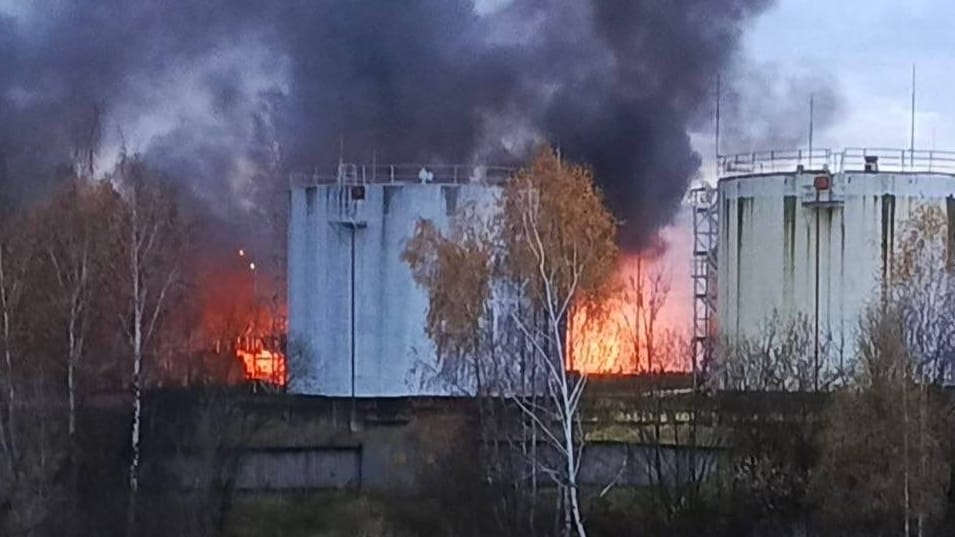 Eine brennende Ölraffinerie bei Moskau: In der Nacht griff die Ukraine die russische Hauptstadt an. Eine brennende Ölraffinerie bei Moskau: In der Nacht griff die Ukraine die russische Hauptstadt an.