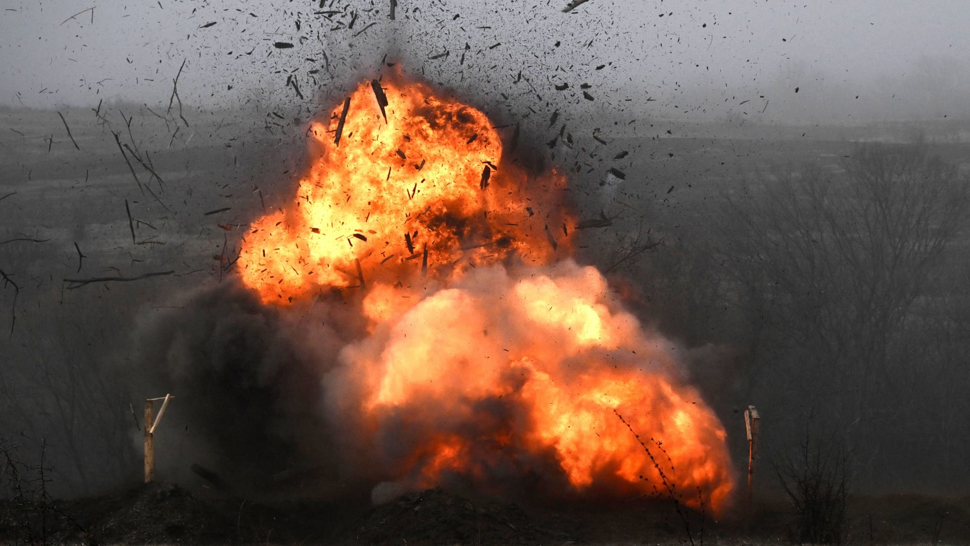 Eine Explosion in der Ukraine (Symbolbild): Immer häufiger greift Russland sein Nachbarland mit Drohnen und Raketen an.
