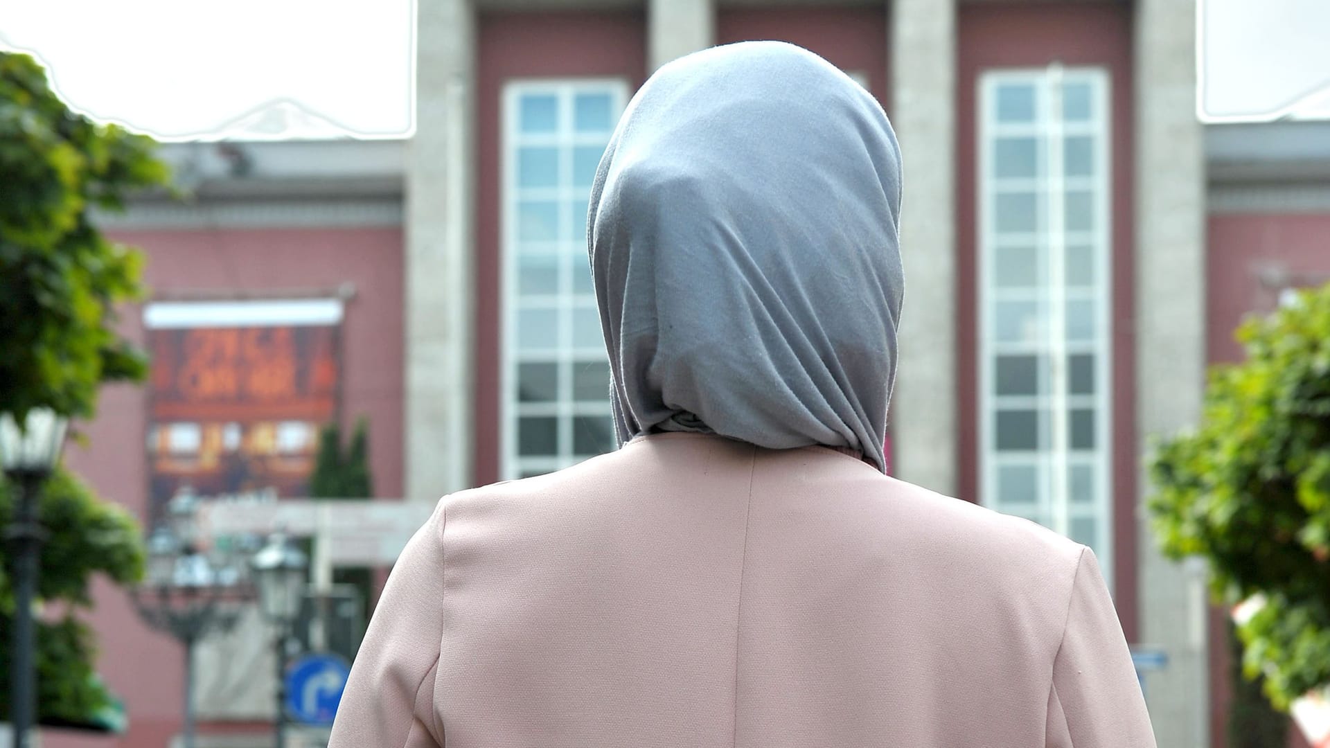 Eine Frau mit Kopftuch (Symbolfoto): Das Gericht in Braunschweig sah im Hidschab der Schöffin einen Verstoß gegen das Neutralitätsgebot. Eine Frau mit Kopftuch (Symbolfoto): Das Gericht in Braunschweig sah im Hidschab der Schöffin einen Verstoß gegen das Neutralitätsgebot.