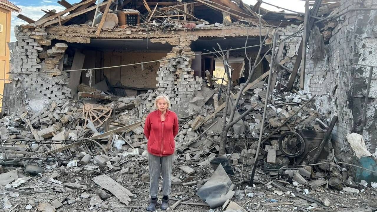 Eine Frau steht vor einem vor wenigen Tagen bei einem Luftangriff zerstörten Haus in der Region Cherson (Archivbild).