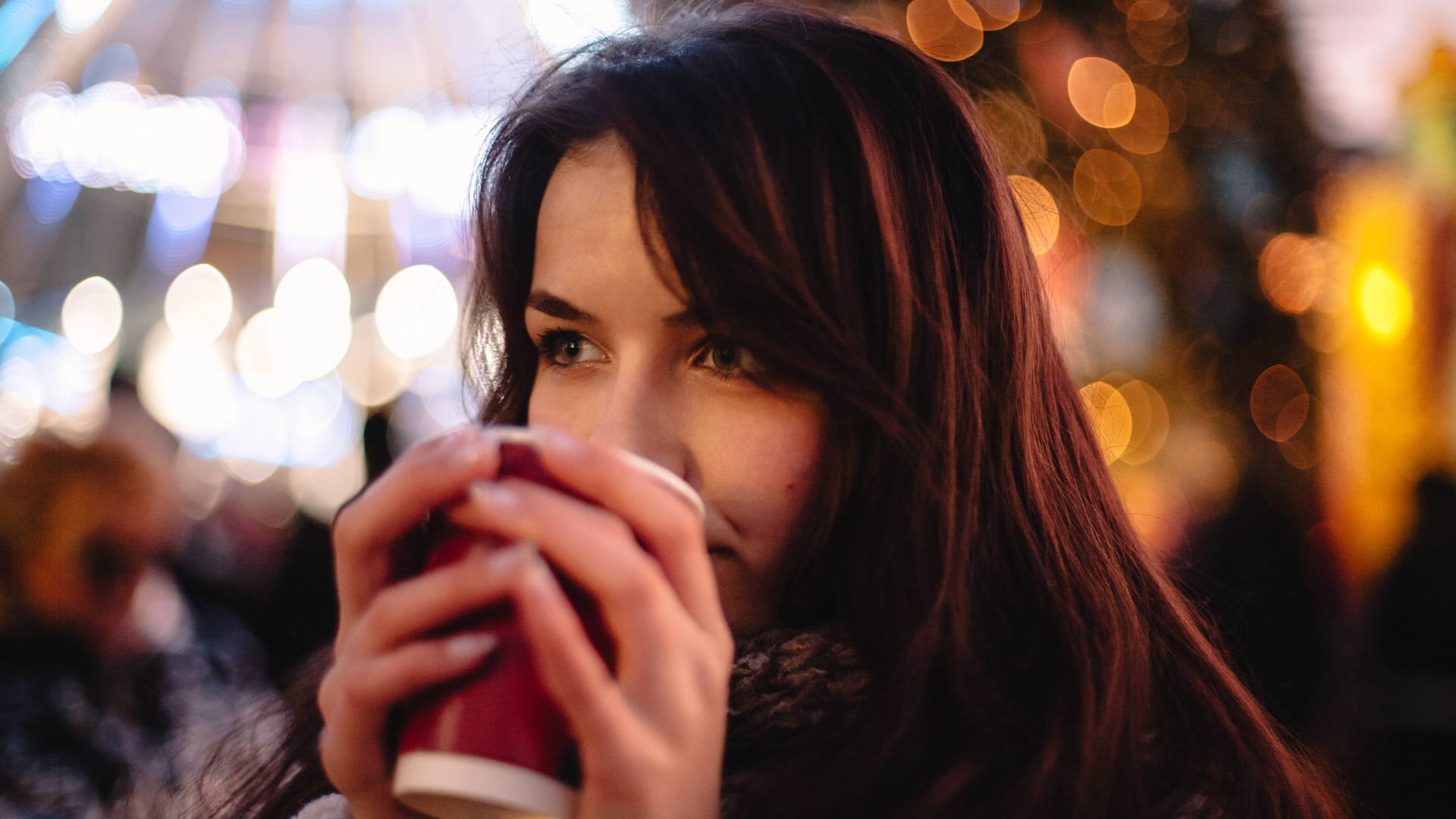 Eine Frau trinkt Glühwein (Symbolbild): In Linden lädt ein Weihnachtsdorf zum gemütlichen Beisammensein ein. Eine Frau trinkt Glühwein (Symbolbild): In Linden lädt ein Weihnachtsdorf zum gemütlichen Beisammensein ein.