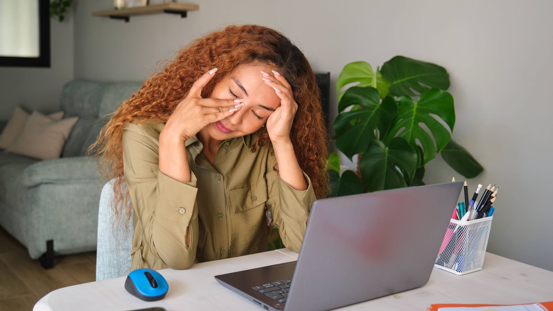 Eine gestresste Frau sitzt vor einem Laptop (Symbolbild); Via Instagram hat der Düsseldorfer Influencer Julian Kamps mit der Arbeitswelt abgerechnet. Eine gestresste Frau sitzt vor einem Laptop (Symbolbild); Via Instagram hat der Düsseldorfer Influencer Julian Kamps mit der Arbeitswelt abgerechnet.